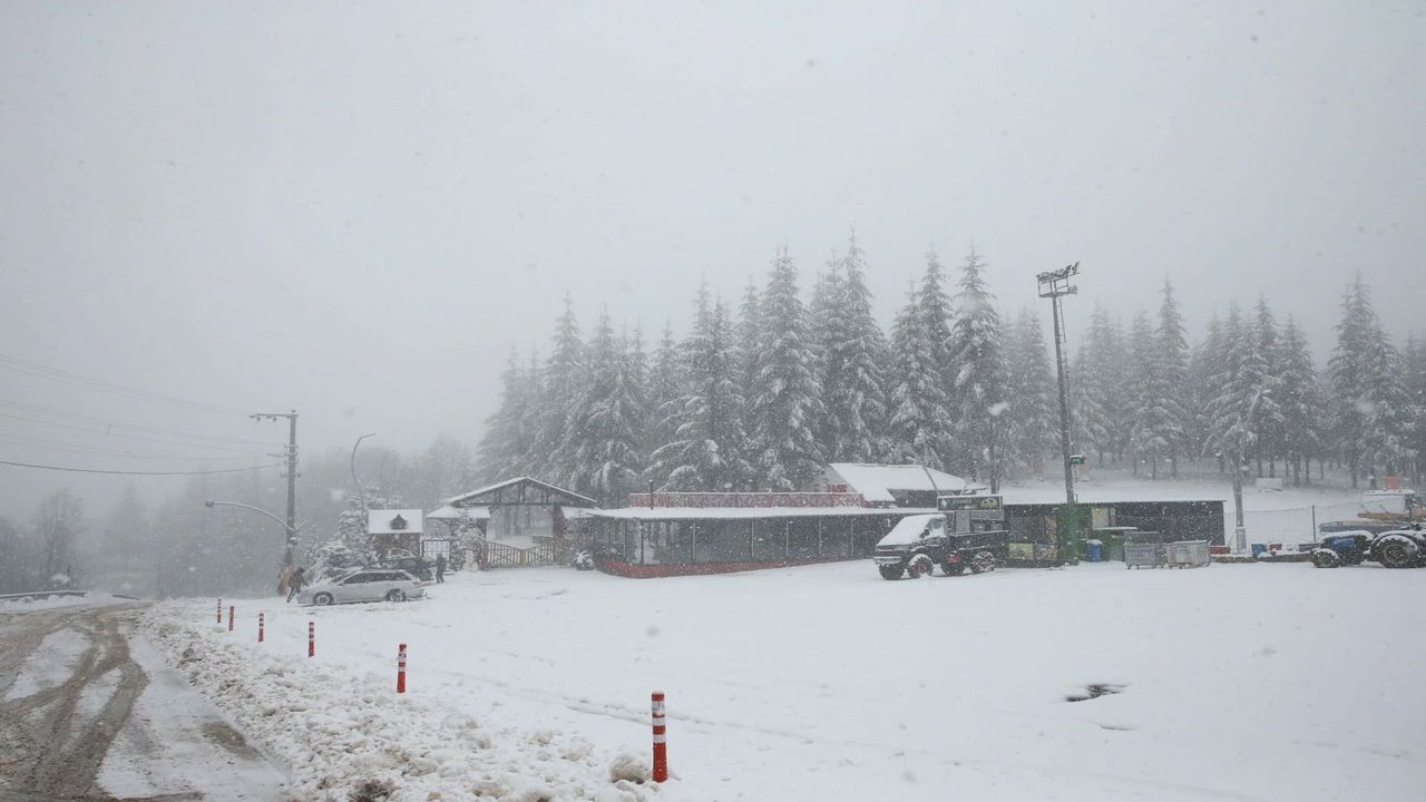 Kar İstanbul’un eşiğine dayandı: Kartepe’de zirve tamamen beyaza büründü